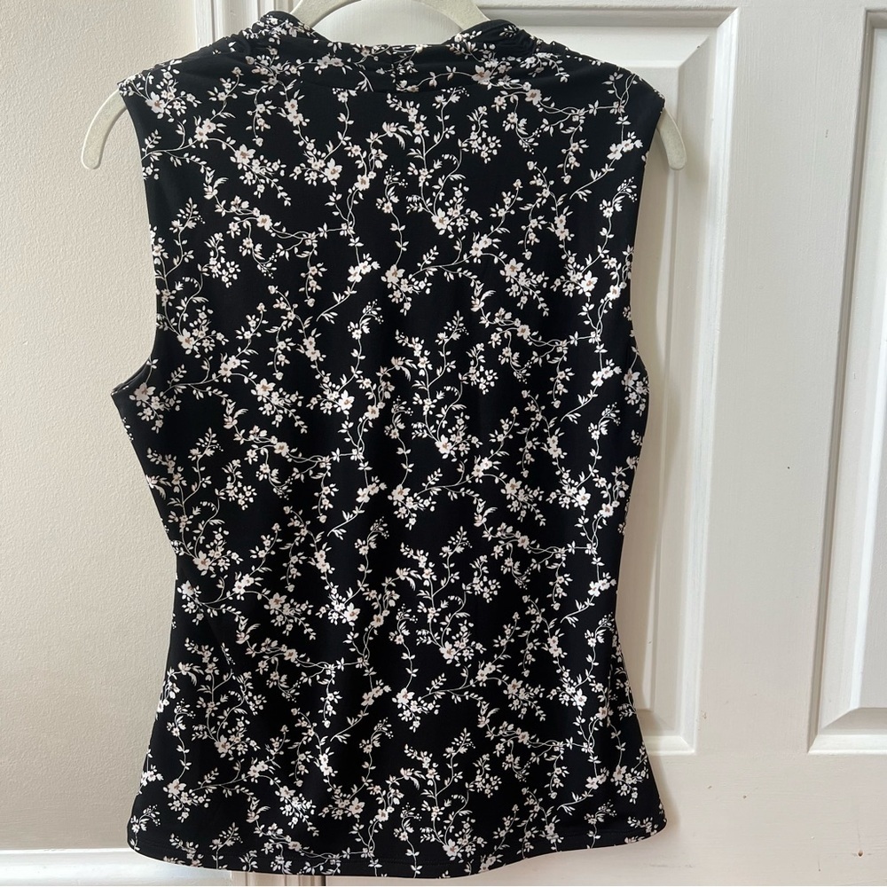 White House Black Market Black Floral V-Neck Ruched Sleeveless Blouse, Size S - Picture 5 of 6
